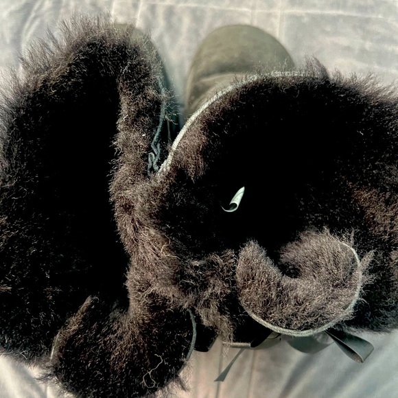 Genuine Uggs size 9 (W) - good lightly used condition, cute bows on back. - Picture 5 of 5